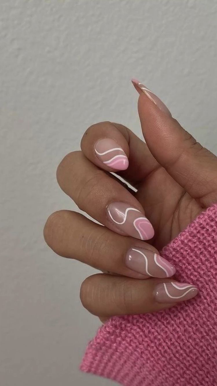 Swirl almond nail art