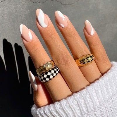 2021 Nail trend french manicure swirl